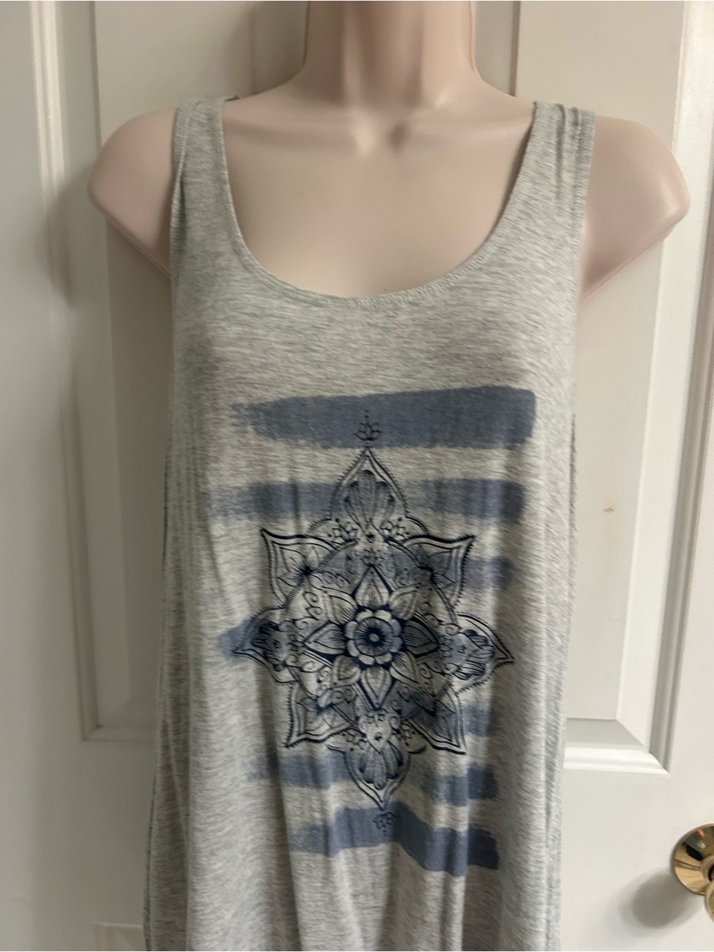Women’s Gaiam Sleeveless Gray Graphic Tank Top - Picture 3 of 11